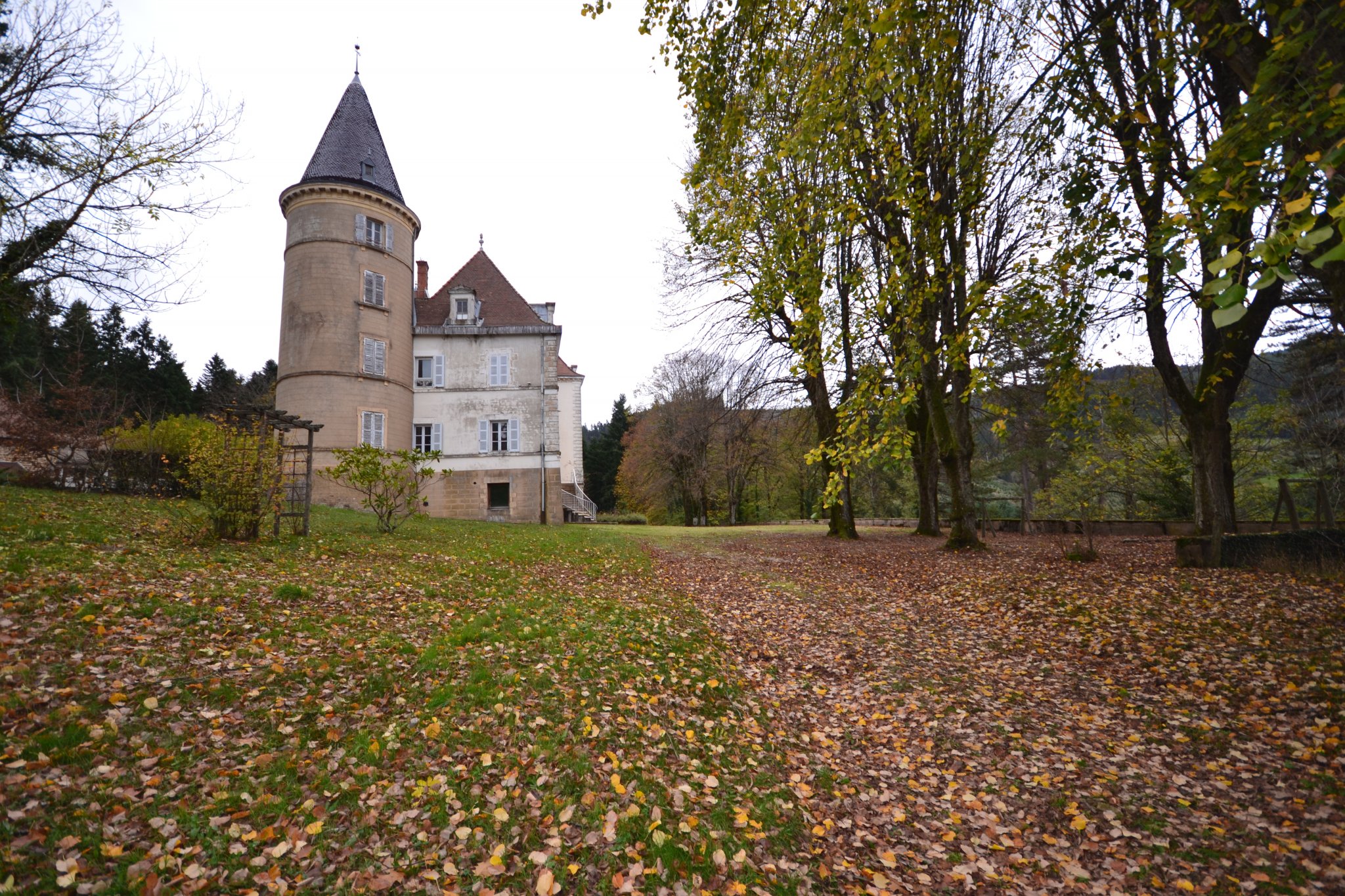 Chemin d’accès à gauche du château