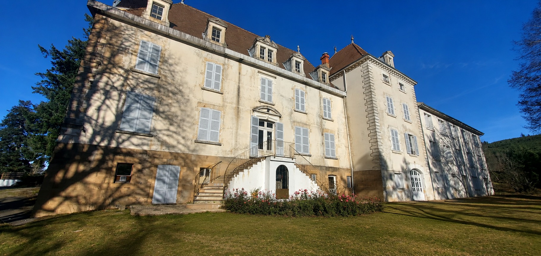 Vue de l’entrée du Château de la Farge